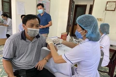 Tiêm phòng vaccine phòng COVID-19 cho các nhà báo. (Ảnh: Hồ Cầu/TTXVN)