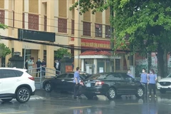 Cơ quan điều tra thuộc Viện Kiểm sát Nhân dân Tối cao thực hiện lệnh bắt tạm giam nhiều cán bộ, công an quận Đồ Sơn, thành phố Hải Phòng do liên quan vụ án làm sai lệch hồ sơ. (Nguồn: laodong)