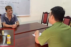 Đối tượng Vũ Văn Hùng tại cơ quan điều tra cùng tang vật gây án. (Nguồn: baoyenbai.com.vn)