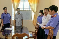 Cơ quan điều tra Viện Kiểm sát nhân dân Tối cao tống đạt Quyết định khởi tố bị can đối với bị can Trần Văn Cường (thứ hai, từ trái sang), nguyên Chi cục trưởng Thi hành án dân sự huyện Thới Lai, thành phố Cần Thơ. (Ảnh: TTXVN phát)