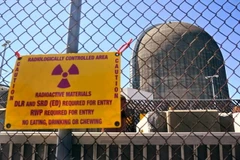 Một dấu hiệu cảnh báo chất phóng xạ được nhìn thấy trên hàng rào xung quanh một tòa nhà ngăn chặn lò phản ứng hạt nhân vào ngày 26/4/2021, vài ngày trước khi nó ngừng phát điện tại Trung tâm Năng lượng Indian Point ở Buchanan. (Nguồn: AP)