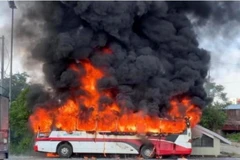 Chiếc xe khách bốc cháy ngùn ngụt khi đang lưu thông trên đường Trường Sa. (Nguồn: VTC News)