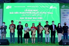 Ban tổ chức tặng hoa cho các nhà tài trợ. (Nguồn: baolamdong.vn)