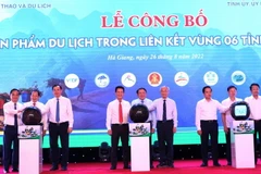 Bộ trưởng Bộ Văn hóa, Thể thao và Du lịch Nguyễn Văn Hùng, Bí thư Tỉnh ủy Hà Giang Đặng Quốc Khánh và các đại biểu công bố sản phẩm mới du lịch trong liên kết vùng 6 tỉnh Việt Bắc. (Ảnh: Minh Tâm/TTXVN)