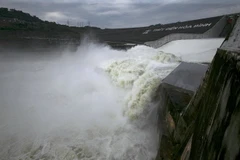 Nhà máy Thủy điện Hòa Bình đã mở cửa xả đáy. (Ảnh: Trọng Đạt/TTXVN)