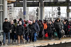 Người dân Ukraine sơ tán khỏi thủ đô Kiev ngày 5/3/2022. (Ảnh: AFP/TTXVN)