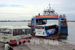 Phà Gót, một trong những tuyến giao thông đường thủy huyết mạch phục vụ khách tham quan đến đảo Cát Bà. (Ảnh: An Đăng/TTXVN)