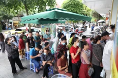 Hà Nội: Người dân đội nắng, xếp hàng mua vàng đông nghịt tại các ngân hàng
