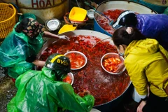 Tiểu thương chợ cá Yên Sở trắng đêm chuẩn bị cho Lễ ông Công, ông Táo