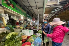 Giá rau tăng mạnh tại các chợ khiến người tiêu dùng không khỏi 'chóng mặt.' (Ảnh: Minh Hiếu/Vietnam+)
