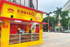 Các gian hàng kinh doanh bánh Trung thu đã bắt đầu mọc lên trên các tuyến phố lớn tại Thủ đô. (Ảnh: Minh Hiếu/Vietnam+)
