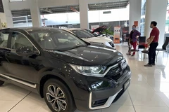 Các nhân viên đại lý xe cho biết ghi nhận đã có lượng khách hàng đến showroom xem và đặt cọc xe đáng kể từ khi có thông tin được giảm lệ phí trước bạ. (Ảnh: PV/Vietnam+)