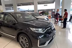 Các nhân viên đại lý xe cho biết ghi nhận đã có lượng khách hàng đến showroom xem và đặt cọc xe đáng kể từ khi có thông tin được giảm lệ phí trước bạ. (Ảnh: PV/Vietnam+)
