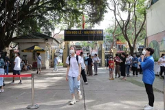 Cận cảnh thí sinh trong buổi làm thủ tục dự thi vào lớp 10 tại Hà Nội