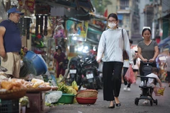 Người dân đang phải đối mặt với việc giá cả hàng hóa thiết yếu, tiêu dùng liên tục tăng cao. (Ảnh minh họa: Minh Hiếu/Vietnam+)