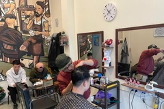 Các tiệm làm đẹp cho tóc nam, nữ đang vô cùng tấp nập trong những ngày cận Tết Nguyên đán. (Ảnh: Minh Hiếu/Vietnam+)