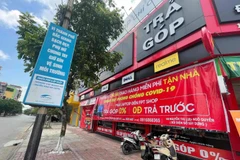 Các cửa hàng kinh doanh di động đang gặp khó trước bối cảnh dịch bệnh diễn biến phức tạp. (Ảnh: PV/Vietnam+)