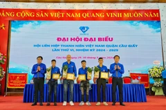 Phó bí thư thường trực Thành đoàn Hà Nội Nguyễn Đức Tiến trao Huy hiệu Tuổi trẻ dũng cảm cho 4 thanh niên cứu người trong vụ cháy tại quận Cầu Giấy. (Ảnh: PV/Vietnam+)