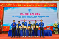 Phó bí thư thường trực Thành đoàn Hà Nội Nguyễn Đức Tiến trao Huy hiệu Tuổi trẻ dũng cảm cho 4 thanh niên cứu người trong vụ cháy tại quận Cầu Giấy. (Ảnh: PV/Vietnam+)