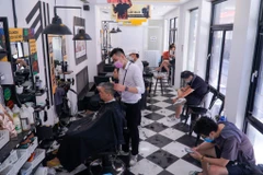 Hà Nội: Tiệm cắt tóc ‘hốt bạc’ ngày đầu nới lỏng giãn cách xã hội