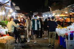 [Video] Không khí chợ hoa đêm Quảng An nhộn nhịp trước dịp lễ 20/10