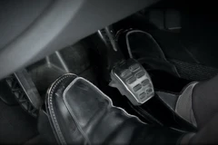 Những lưu ý giúp tài xế tránh việc đạp nhầm chân ga và phanh xe ôtô