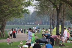 Người dân Thủ đô đổ xô tới công viên Yên Sở cắm trại dịp nghỉ lễ 30/4