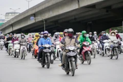 Người dân Hà Nội 'áo quần như nêm' trong ngày lạnh nhất từ đầu Đông