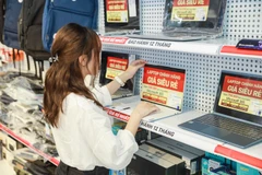 Nhiều đại lý kinh doanh tung ra các chương trình khuyến mãi, giảm giá sâu các mẫu laptop. (Ảnh: PV/Vietnam+)