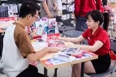 Gần Tết Nguyên đán là dịp người tiêu dùng tìm mua các sản phẩm điện thoại, đồ công nghệ. (Ảnh minh hoạ: PV/Vietnam+)