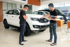 Đại lý xe nhộn nhịp trong những ngày áp dụng chính sách giảm 50% lệ phí trước bạ đối với xe lắp ráp. (Ảnh: PV/Vietnam+)
