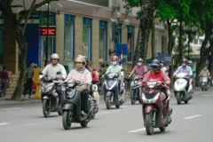 [Photo] Người dân Hà Nội thích thú tận hưởng cái se lạnh đầu mùa