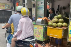 Mặt hàng nước giải khát vỉa hè đang được tiêu thụ rất mạnh. (Ảnh: PV/Vietnam+)