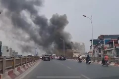 Đám cháy tại căn nhà thuộc phố Dương Văn Bé tạo cột khói lớn. (Ảnh: PV/Vietnam+)