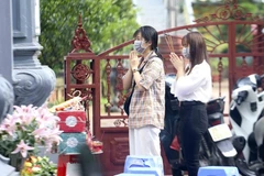 Người dân Hà Nội tụ tập cúng vái ngoài cổng đền, chùa ngày mồng Một