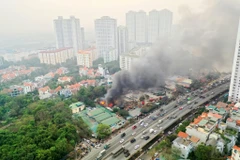 Cháy lớn tại khu vực Linh Đàm. (Ảnh: PV/Vietnam+)