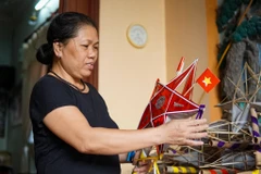 Gặp người 'thắp sáng' cho những chiếc đèn ông sao truyền thống 