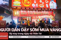 Người dân dậy sớm, xếp hàng mua vàng lấy may trong ngày vía Thần Tài 