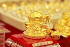 [Photo] Các sản phẩm vàng linh vật mèo thu hút trong ngày vía Thần Tài