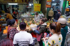 [Photo] 'Chợ nhà giàu' Hà Nội tấp nập trong ngày Rằm tháng Giêng