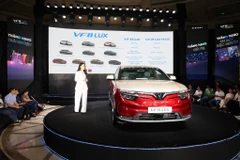 Đại diện hãng xe VinFast giới thiệu mẫu VF8 Lux tới người dùng Việt tại sự kiện ra mắt. (Ảnh: Minh Hiếu/Vietnam+)
