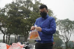 [Photo] Người dân Thủ đô thả cá chép tiễn ông Táo về trời 