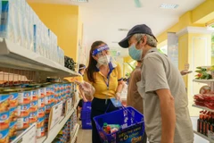 [Video] Những 'chiến binh áo vàng' chung sức hỗ trợ cộng đồng mùa dịch