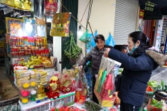 [Photo] Thị trường đồ cúng lễ nhộn nhịp cận ngày ông Công ông Táo 