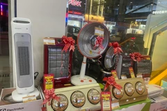 Thị trường thiết bị sưởi khá đa dạng, nhiều mẫu mã từ túi sưởi, đèn sưởi, quạt sưởi… từ 300.000 đồng đến vài triệu đồng. (Ảnh: Minh Hiếu/Vietnam+)