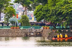 Tổng thống Joe Biden thăm phù điêu cố Thượng Nghị sỹ John McCain