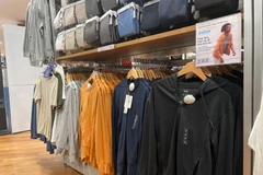 Các mẫu áo chống nắng với đa dạng màu sắc, chất liệu và kiểu dáng được bày bán tại nhiều cửa hàng thời trang, trung tâm mua sắm. (Ảnh: M.H/Vietnam+)