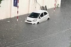 'Bỏ túi' những lưu ý khi lái xe ôtô trong điều kiện thời tiết mưa bão