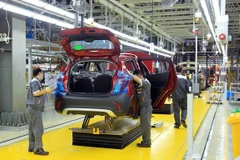 Công nhân làm việc tại Nhà máy sản xuất ôtô VinFast. (Ảnh: TTXVN) 