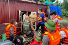 Hà Nội: Những gói quà ý nghĩa gửi người dân làng chài mùa dịch